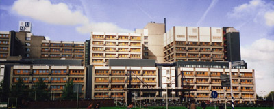 Het LUMC (het academisch ziekenhuis in Leiden) is een enorm gebouw.