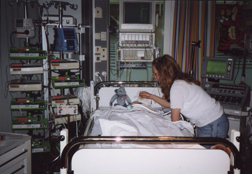 Aan de linkerkant de infuuspompen met allemaal verschillende medicijnen. Boven Eva's hoofd het scherm waarop alle getalletjes kunnen worden afgelezen. Het apparaat rechts is de beademingsmachine.