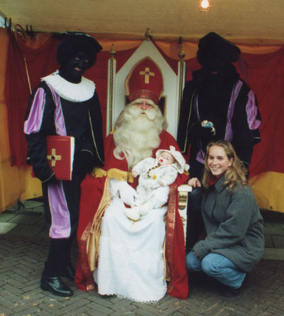 Eva op schoot bij Sinterklaas, op de Rijswijkse markt.